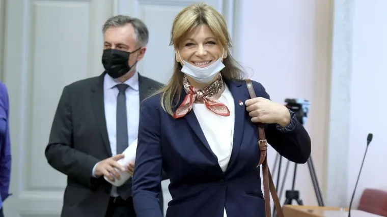 Konačno je počela nositi masku, ali onako kako to ne bi trebalo činiti