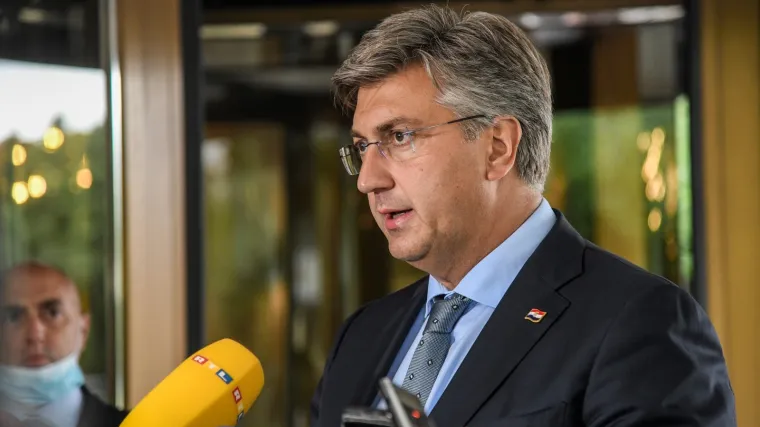 'Nema magične kutije koja može znati &scaron;to sve rade članovi stranke'; Napao oporbu: 'Frustrirani ucjenjivači'