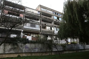 Brata je ubio dva dana ranije? Skočio s balkona kad je čuo da mu policajci kucaju na vrata