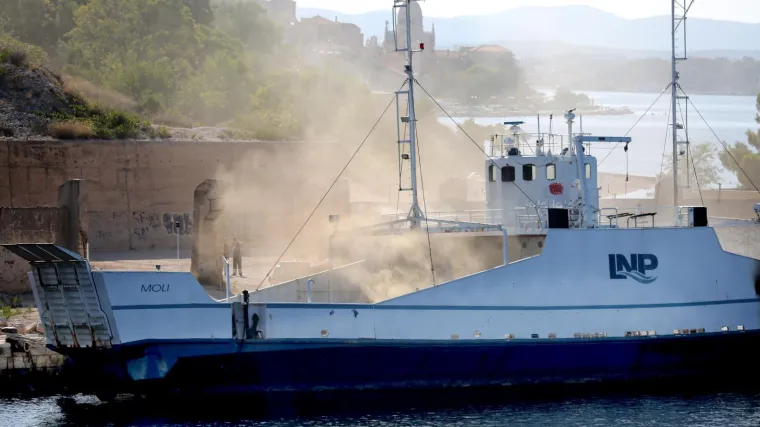 Požar na trajektu: 'Gori u utrobi broda, u salonu, zbog čega vatrogasci ne mogu dugo boraviti unutra'