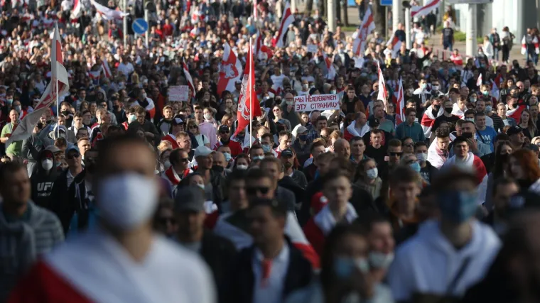 Vlasti zatvorile podzemnu, ukinuli telefonske linije, a Luka&scaron;enko paradira s kala&scaron;njikovim