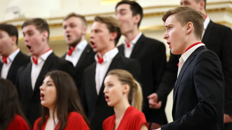 Još neko ćemo vrijeme morati samo pjevušiti pod tušem: Pjevanje predstavlja ozbiljnu opasnost za širenje korone