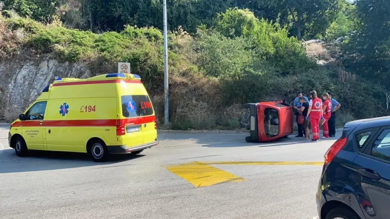 Fiat zavr&scaron;io na boku nakon &scaron;to se sudario s drugih vozilom u Dubrovniku