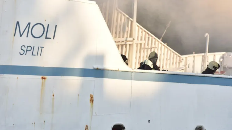 'Vatrogasci su dežurali cijelu noć, i dalje ne mogu ući u brod već samo hlade oplatu'