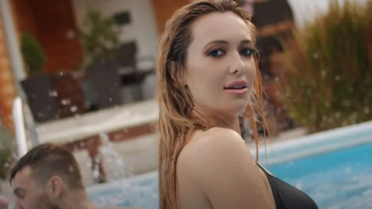 Mokra i polugola poziva k sebi u bazen i zavodljivo poručuje - 'Radi mi &scaron;to hoće&scaron;...'