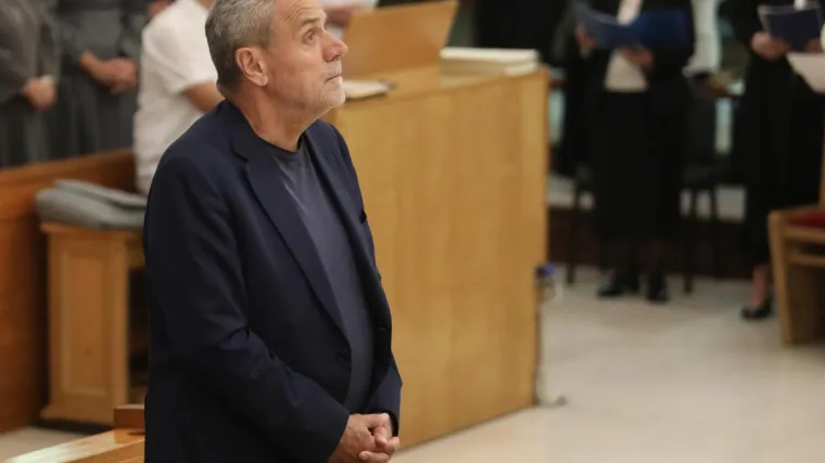 Ipak, ni njegovo 'čovjekoljublje i sebedarje' ga nije ponukalo da stavi masku