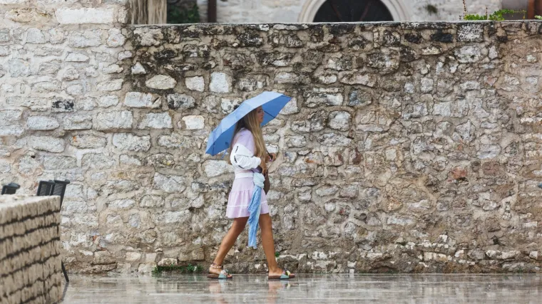Zbog južine će i dalje biti toplo: Tijekom dana vedro, a prema večeri stiže nova porcija dosadne ki&scaron;e