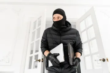 Odnio svu informatičku opremu koju je našao i napravio više tisuća kuna štete