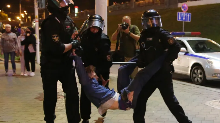 Policija ih rastjeruje vodenim topovima i privodi