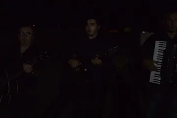 Mrak svirači dolaze iz mraka i pjevaju o mraku