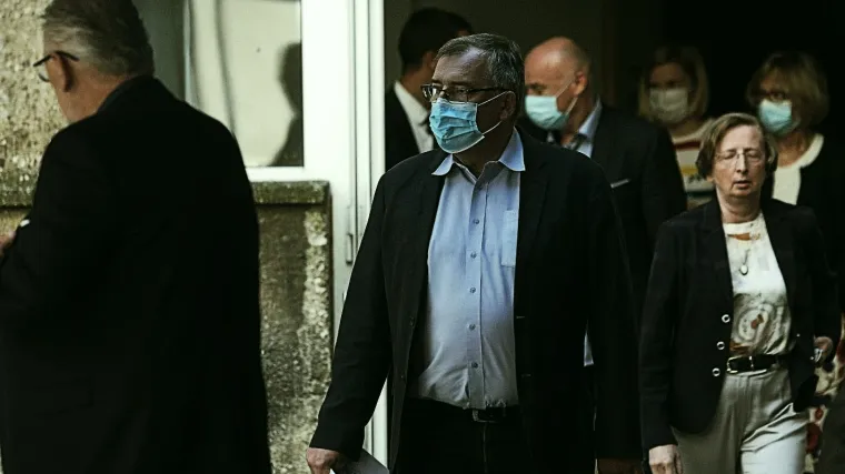 Ograničava se broj ljudi na proslavama, izražavanje sućuti bez bliskog kontakta...