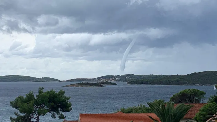 VIDEO, FOTO Vrijeme divlja: Na Platku i Zavižanu pao snijeg, pijavice diljem Dalmacije
