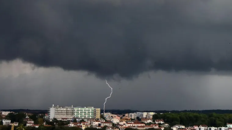 VIDEO Istru pogodilo snažno nevrijeme: Pojačani valovi i plima 'udarili' na Rovinj i Poreč