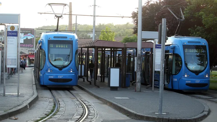 Nesreća u Zagrebu: Tramvaj naletio na pje&scaron;akinju, prevezena je u bolnicu