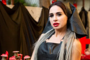 Spavala u lijesu, visjela u hladnjači s mesom, golišava se vozila na traktoru...