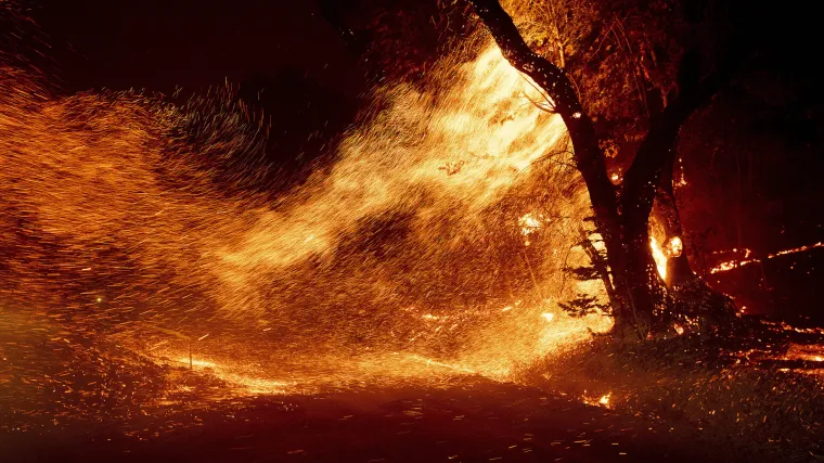 Uzrok se i dalje istražuje: U požarima u Kaliforniji poginule tri osobe, evakuirane tisuće ljudi