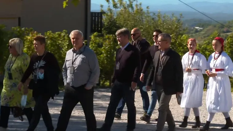 Kako to izgleda kada predsjednik Milanović odvede diplomatski zbor na berbu grožđa. Koje su bile glavne teme i je li se popila koja kapljica vi&scaron;e