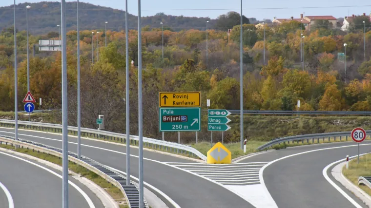 Potjera kao na filmu: Njemica u Istri vozila u suprotnom smjeru, poku&scaron;ala pregaziti policajca