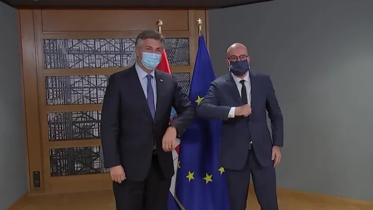 S maskama na licu najpoznatijom zgradom u Bruxellesu nakon vi&scaron;e od dva mjeseca pro&scaron;etali su europski vođe