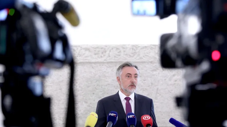 'Tražili ste, dobili ste. Svakom loncu poklopac. Besposlen pop jariće krsti'