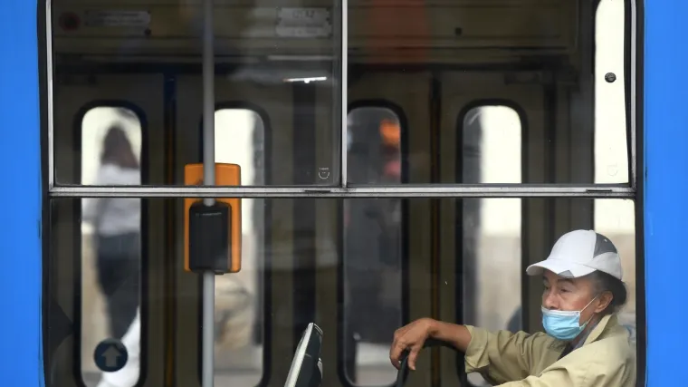 Svi bi morali nositi maske u javnom prijevozu, a nadzor trebaju provoditi vozači: 'Kako uskratiti već plaćenu vožnju?'