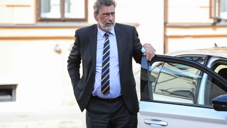 Ministar obrazovanja Radovan Fuchs zavr&scaron;io u samoizolaciji, koronom mu zaražen vozač