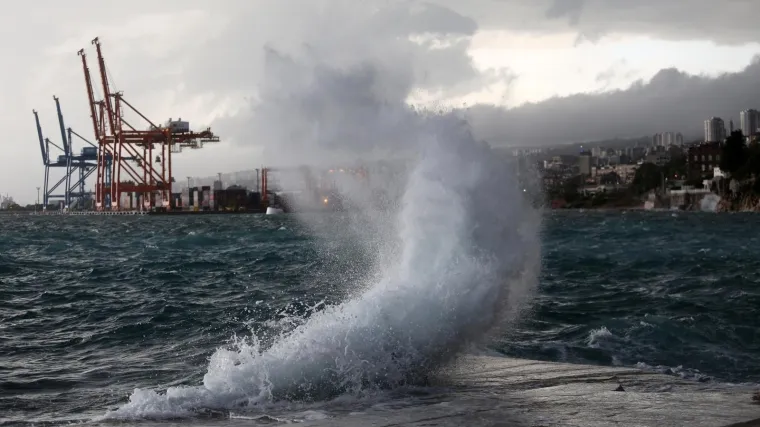Jači i od 100 kilometra na sat: Udari vjetra na Jadranu stvarali valove i do &scaron;est metara visine