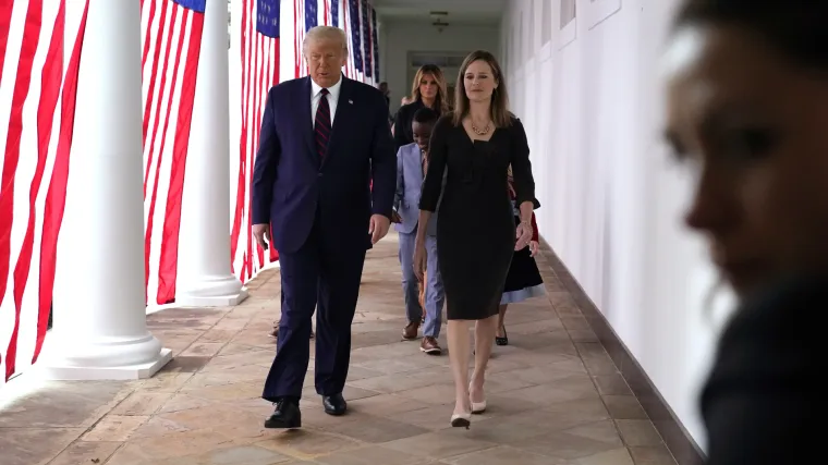 Nisu nosili maske i nisu po&scaron;tivali distancu: Koronavirus se pro&scaron;irio na nominaciji sutkinje Barrett?