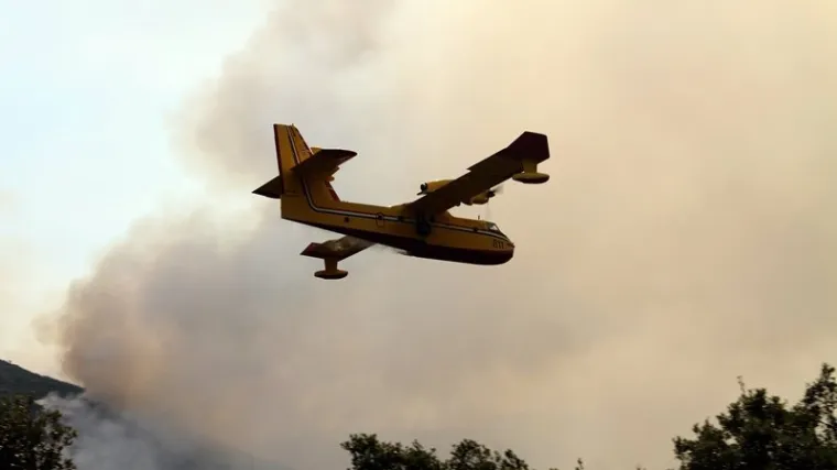 Radi se o nepristupačnom terenu, u ga&scaron;enju sudjeluju i dva kanadera