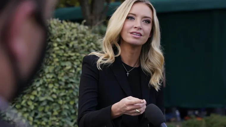 Bez maske brifirala novinare: I Trumpova glasnogovornica zaražena koronavirusom