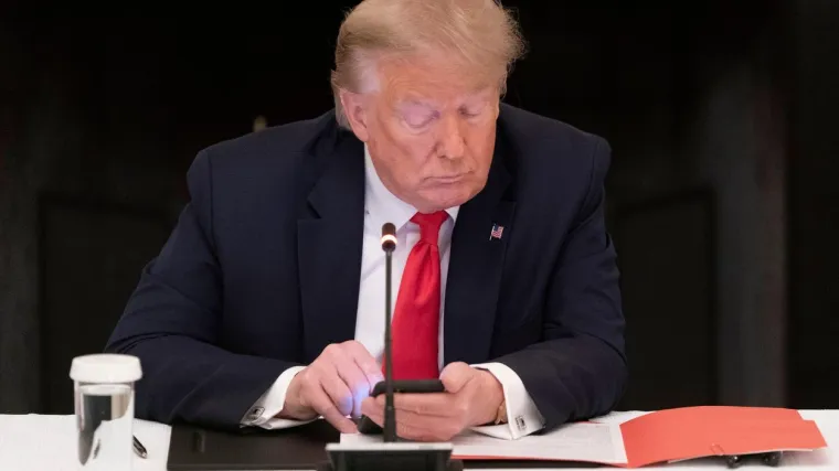 Zaraženi američki predsjednik u sat vremena objavio hrpu tvitova. Svi su napisani velikim slovima...