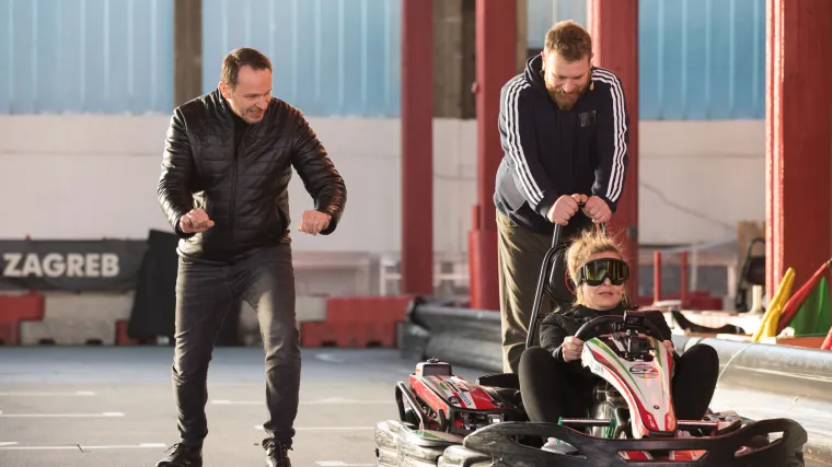 Dva para nisu se sna&scaron;la u najsporijoj utrci na svijetu, a natjecatelje je dočekala plesačica na &scaron;ipki