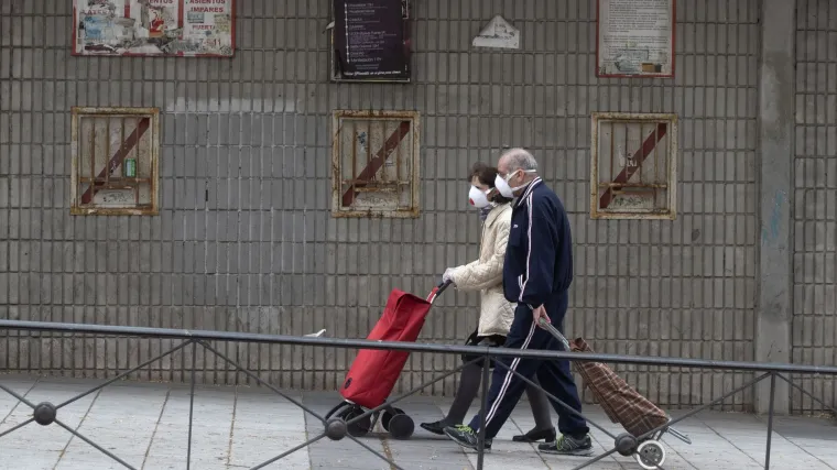 Slovenci bez maske ni po grincajg: Ima li koristi od obaveznog no&scaron;enja?