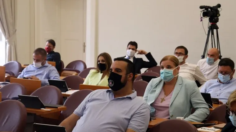 HOS-OV GRB 'ZA DOM SPREMNI' U DUBROVAČKOJ VIJEĆNICI: 'Ni dana u ratu nije bio, DORH-ov je osumnjičenik, a glumi usta&scaron;u'