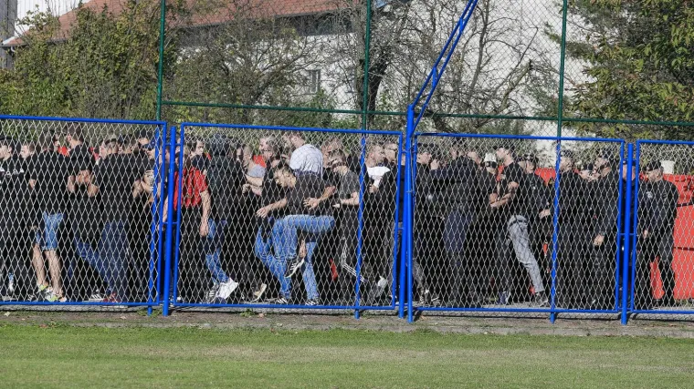 Pogledajte kako su navijači napali i ozlijedili nekoliko 'plavaca'