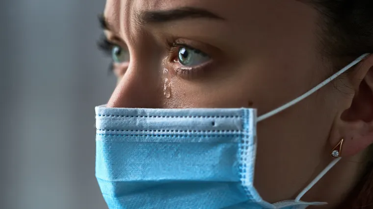 Potresna priča jedne obitelji: 'Moja majka umire sama jer ljudi nisu htjeli nositi je**nu masku'