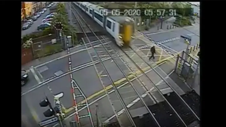 Nevjerojatna snimka! Rampa za vlak bila je spu&scaron;tena, ali mu&scaron;karac je to odlučio ignorirati