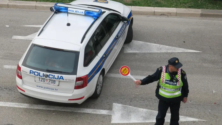 Jedna osoba preminula u sudaru četiri automobila