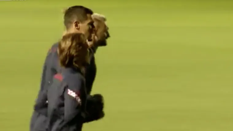 'Starci' pomeli mlade pa im se narugali; 'Nema ih na slici, zgazili smo ih'