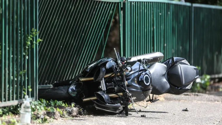 Uga&scaron;en jo&scaron; jedan mladi život: Maloljetnik poginuo na motociklu, 18-godi&scaron;njak ozlijeđen