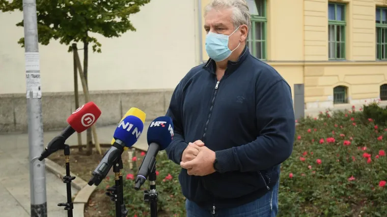 Zavr&scaron;io vi&scaron;esatni rekonstruktivni zahvat na ruci policajca ranjenog ispred Vlade: 'On je stabilno, čeka ga jo&scaron; jedna operacija'