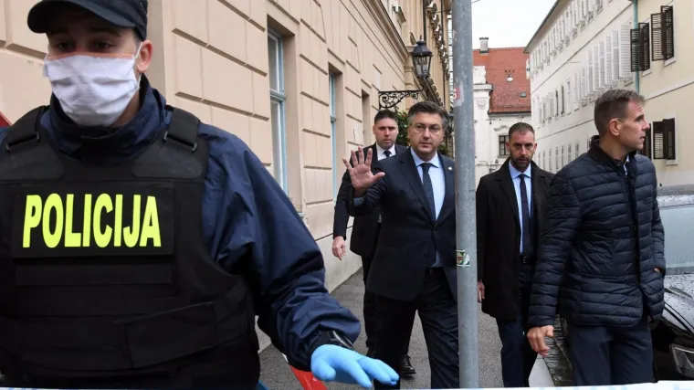 Pred zgradom Vlade upucan policajac! Policajci prona&scaron;li osobu koja odgovara opisu počinitelja. Počinila je samoubojstvo