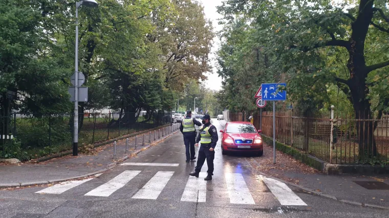 Napadač na policajca ispred Vlade se ubio na cesti na Jabukovcu, ulica je blokirana