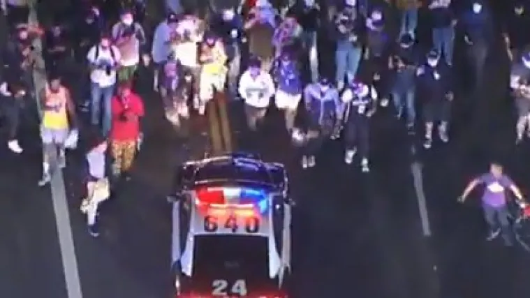 Navijači Lakersa slavili naslov, skandirali Kobeu Bryantu i sukobili se s policijom