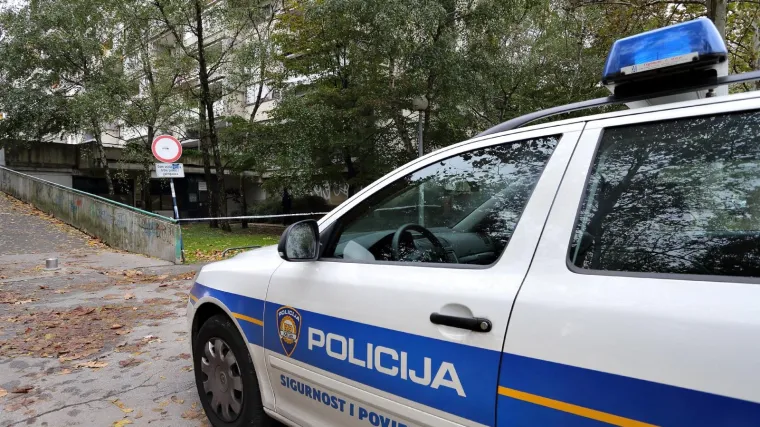 Natjerali mu&scaron;karca da skoči u more pa ga onda opljačkali