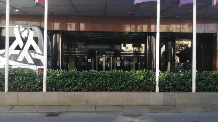 Vladaju stroge mjere, u predvorju smo uočili zanimljiv detalj