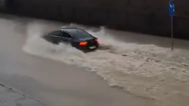 VIDEO Nevrijeme u Dalmaciji: Olujno jugo diglo valove veće od 5,5 metara. Na&scaron; meteorolog najavljuje do kada će trajati