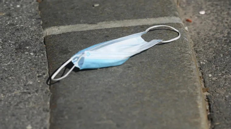 Bi li vas ovo natjeralo da po&scaron;tujete mjere? U Berlinu srednji prst onima koji ne stave masku!