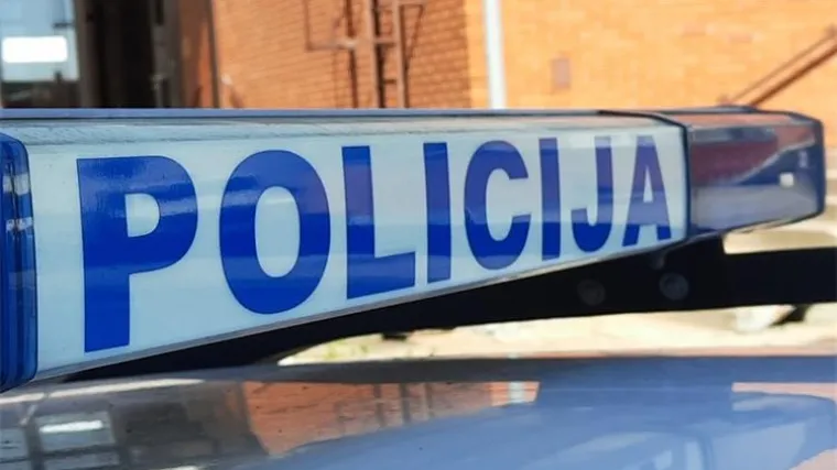 Odgurnuo je policajce i razbio staklena vrata