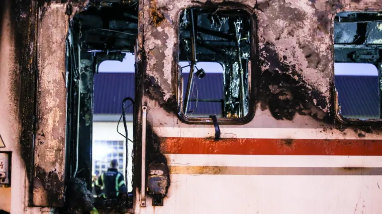 Drama kod Na&scaron;ica! Vatra zahvatila vlak, potpuno je izgorio: 'Sve je bilo puno dima. Bježali smo van''